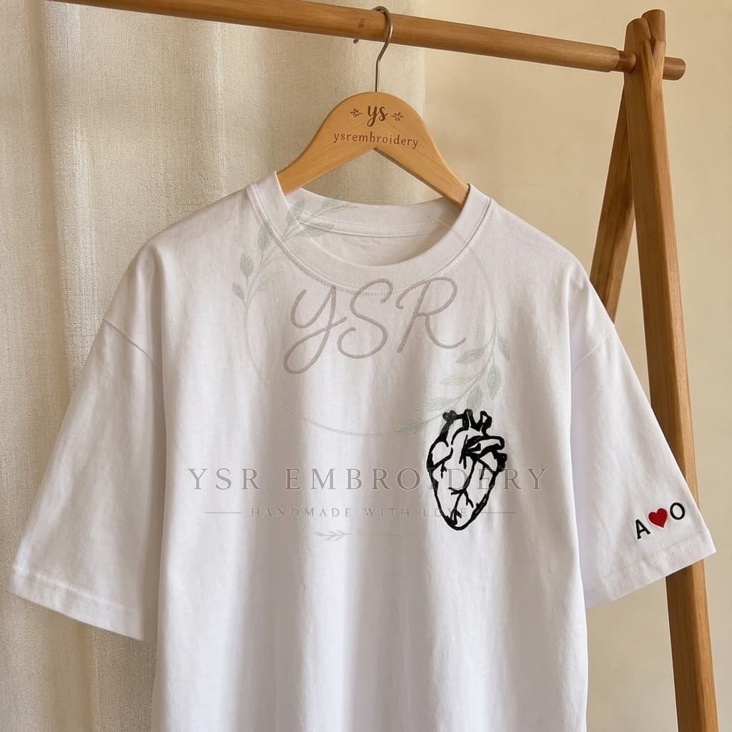 T-Shirt Brodé Cœur Anatomique & Initiales sur Manche